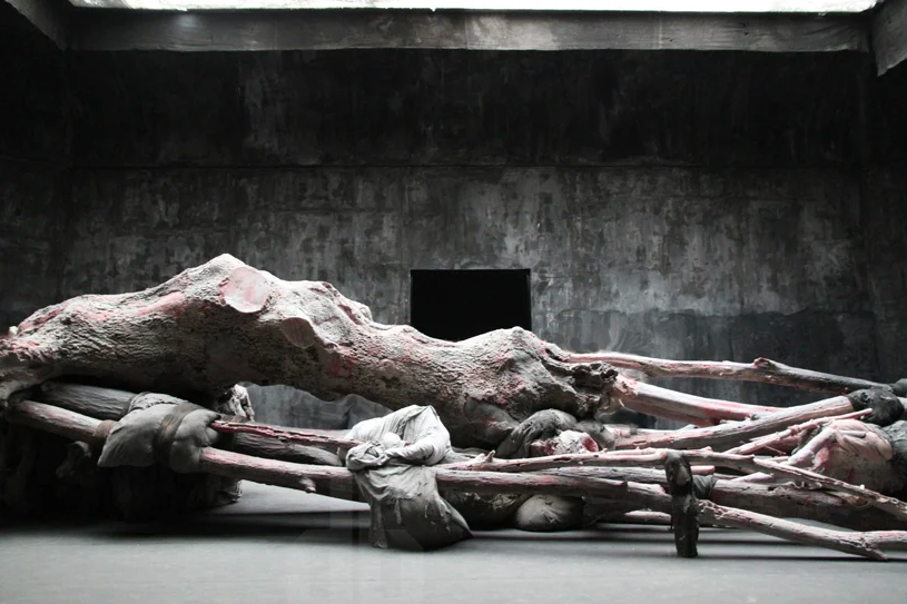 scultura di Berlinde De Bruyckere, Cripplewood del 2016, presentata alla Biennale di Venezia del 2013
