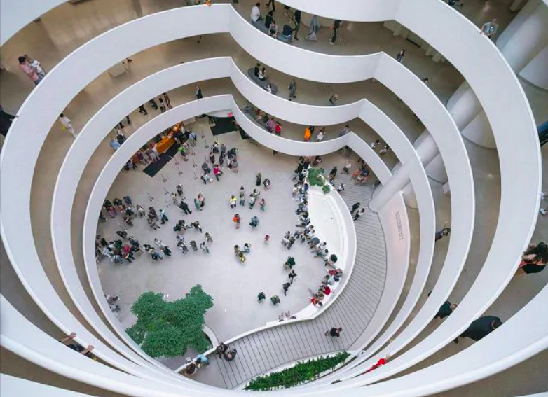 I curatori del Guggenheim Museum di New York esortano il museo a rinnovarsi.
