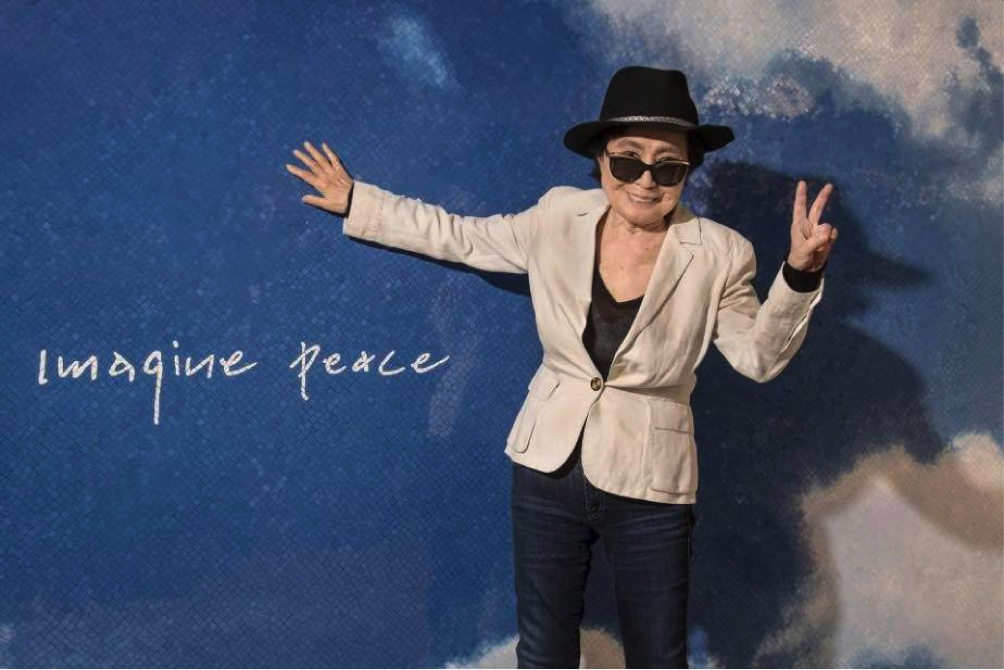 Gli striscioni di speranza creati da Yoko Ono per la riapertura del Met
